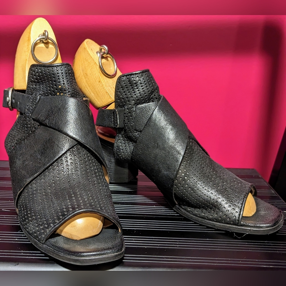 MJUS black leather heeled sandals, size EU 38 (US 7.5 - 8)